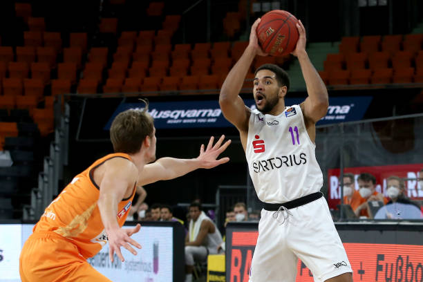 与进攻并施 与进攻并施