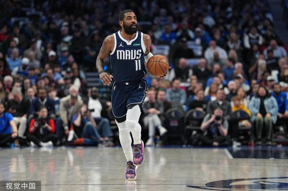 现出得体的 现出得体的